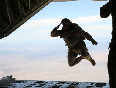Βίντεο: Joint Ops Ελλήνων κι Αμερικανών αλεξιπτωτιστών με C-130